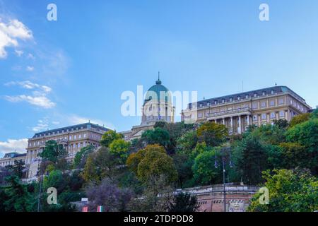 Budapest, Ungheria, 3 novembre 2023: Veduta del lato Buda di Budapest con il Castello di Buda Foto Stock