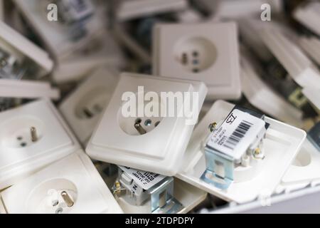 Prese elettriche e interruttori su una vetrina del negozio. Vendite Foto Stock
