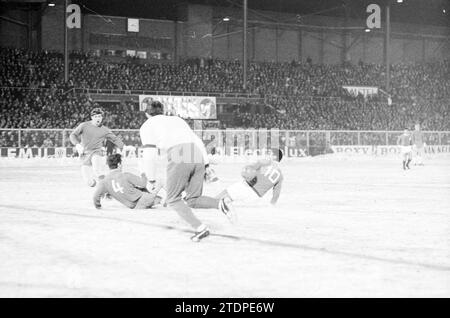 AJAX - Benfica, Football Ajax, 12-02-1969, Whizgle News from the Past, su misura per il futuro. Esplora le narrazioni storiche, l'immagine dell'agenzia olandese olandese con una prospettiva moderna, colmando il divario tra gli eventi di ieri e quelli di domani. Un viaggio senza tempo che delinea le storie che plasmano il nostro futuro Foto Stock