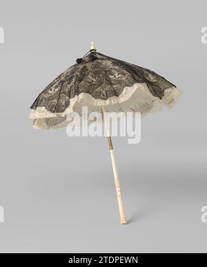 Ombrellone con ponte laterale Chantilly rivestito con una striscia di fiocco di cotone bianco e foderato con lato taf bianco su un bastoncino di avorio tagliato su cui le iniziali "EVN", Anonimo, c. 1855 - c. 1875 ombrellone con mazzo Chantilly (bobina di seta nera) rifinito con una striscia di Valenciennes (bobina di cotone bianco) e foderato con il lato taf bianco su un bastoncino di avorio tagliato. Il ponte di Chantilly ha un ornamento stellare al centro, formato da foglie, ed è circondato da una sottile ghirlanda. Sotto i mazzi con rose, un tulipano e altri fiori, collegati da panini di nastro e foglie con grandi rose appese, Foto Stock