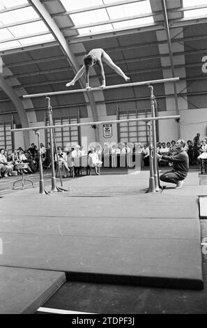 Ginnastica Paesi Bassi - Cecoslovacchia, ginnastica, 03-07-1966, Whizgle News from the Past, su misura per il futuro. Esplora le narrazioni storiche, l'immagine dell'agenzia olandese olandese con una prospettiva moderna, colmando il divario tra gli eventi di ieri e quelli di domani. Un viaggio senza tempo che delinea le storie che plasmano il nostro futuro Foto Stock