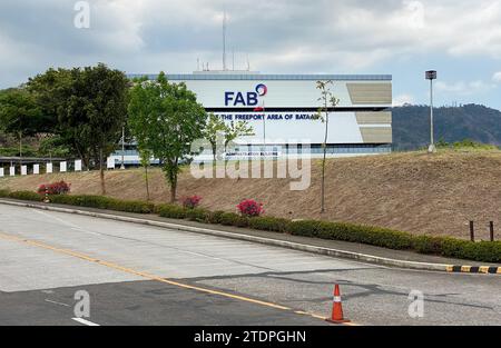 Mariveles, Filippine. 19 dicembre 2023: L'area Freeport di Bataan (FAB), dove si trova la centrale elettrica a carbone GNPower Dinginin, ha avuto un ambizioso progetto di tetti solari installato da Citicore Power. Ieri, durante la riunione della Comunità asiatica a emissioni zero (AZEC) a Tokyo, il Presidente Marcos ha incoraggiato gli investimenti dell'ASEAN nelle energie rinnovabili, promuovendo incentivi fiscali e l'abolizione dei limiti di proprietà estera. Le Filippine cercano di aumentare la quota di energia sostenibile nella produzione di energia elettrica al 35% nel 2030 e al 50% nel 2040. Crediti: Kevin Izorce/Alamy Live News Foto Stock