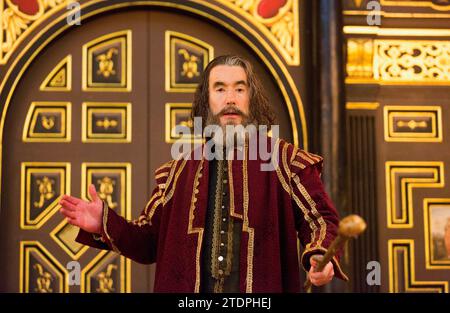 Tim McMullan (Prospero) in LA TEMPESTA di Shakespeare alla Sam Wanamaker Playhouse, Shakespeare's Globe, Londra SE1 24/02/2016 design: Jonathan Fensom regista: Dominic Dromgoole Foto Stock