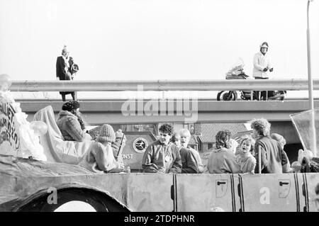 Sfilata di Carnevale, Noordwijkerhout, Carnevale, Noordwijkerhout, 07-02-1986, Whizgle News dal passato, su misura per il futuro. Esplora le narrazioni storiche, l'immagine dell'agenzia olandese olandese con una prospettiva moderna, colmando il divario tra gli eventi di ieri e quelli di domani. Un viaggio senza tempo che delinea le storie che plasmano il nostro futuro Foto Stock