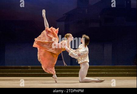 Daria Klimentova (Giulietta), Vadim Muntagirov (Romeo) in ROMEO E GIULIETTA dopo Shakespeare presentato dall'English National Ballet al London Coliseum, Londra WC2 05/01/2011 musica: Sergei Prokofiev coreografia: Rudolf Nureyev design: Ezio Frigerio illuminazione: Tharon Musser re-staging: Patricia Ruanne & Frederic John Foto Stock