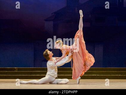 Vadim Muntagirov (Romeo), Daria Klimentova (Giulietta) in ROMEO E GIULIETTA dopo Shakespeare presentato dall'English National Ballet al London Coliseum, Londra WC2 05/01/2011 musica: Sergei Prokofiev coreografia: Rudolf Nureyev design: Ezio Frigerio illuminazione: Tharon Musser re-staging: Patricia Ruanne & Frederic John Foto Stock