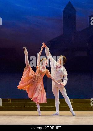 Daria Klimentova (Giulietta), Vadim Muntagirov (Romeo) in ROMEO E GIULIETTA dopo Shakespeare presentato dall'English National Ballet al London Coliseum, Londra WC2 05/01/2011 musica: Sergei Prokofiev coreografia: Rudolf Nureyev design: Ezio Frigerio illuminazione: Tharon Musser re-staging: Patricia Ruanne & Frederic John Foto Stock