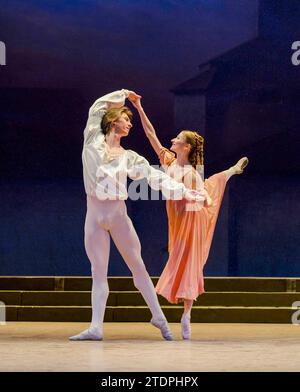 Vadim Muntagirov (Romeo), Daria Klimentova (Giulietta) in ROMEO E GIULIETTA dopo Shakespeare presentato dall'English National Ballet al London Coliseum, Londra WC2 05/01/2011 musica: Sergei Prokofiev coreografia: Rudolf Nureyev design: Ezio Frigerio illuminazione: Tharon Musser re-staging: Patricia Ruanne & Frederic John Foto Stock