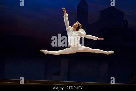 Vadim Muntagirov (Romeo) in ROMEO E GIULIETTA dopo Shakespeare presentato dall'English National Ballet al London Coliseum, Londra WC2 05/01/2011 musica: Sergei Prokofiev coreografia: Rudolf Nureyev design: Ezio Frigerio illuminazione: Tharon Musser rimessa in scena: Patricia Ruanne & Frederic John Foto Stock