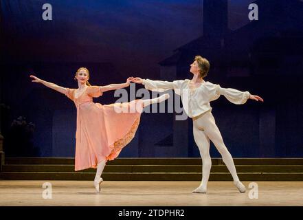 Daria Klimentova (Giulietta), Vadim Muntagirov (Romeo) in ROMEO E GIULIETTA dopo Shakespeare presentato dall'English National Ballet al London Coliseum, Londra WC2 05/01/2011 musica: Sergei Prokofiev coreografia: Rudolf Nureyev design: Ezio Frigerio illuminazione: Tharon Musser re-staging: Patricia Ruanne & Frederic John Foto Stock