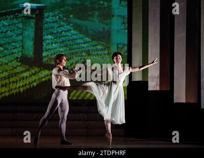 Ivan Vasiliev (Romeo), Natalia Osipova (Giulietta) in ROMEO E GIULIETTA dopo Shakespeare presentato da Peter Schaufuss Ballet al London Coliseum WC2 12/07/2011 English National Ballet Orchestra coreografia originale: Frederick Ashton ricreato da Peter Schaufuss Foto Stock