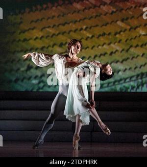 Ivan Vasiliev (Romeo), Natalia Osipova (Giulietta) in ROMEO E GIULIETTA dopo Shakespeare presentato da Peter Schaufuss Ballet al London Coliseum WC2 12/07/2011 English National Ballet Orchestra coreografia originale: Frederick Ashton ricreato da Peter Schaufuss Foto Stock