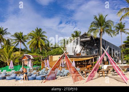 Facciata dell'hotel e sedie a sdraio, Chaweng Beach, Ko Samui, Thailandia Foto Stock