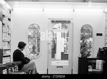 Silenzio in negozi, negozi e chioschi, 12-02-1963, Whizgle News from the Past, su misura per il futuro. Esplora le narrazioni storiche, l'immagine dell'agenzia olandese olandese con una prospettiva moderna, colmando il divario tra gli eventi di ieri e quelli di domani. Un viaggio senza tempo che delinea le storie che plasmano il nostro futuro Foto Stock