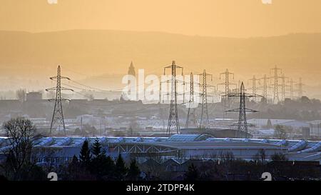 Glasgow, Scozia, Regno Unito. 19 dicembre 2023. Meteo del Regno Unito: Il nuvoloso ha lasciato spazio alla luce notturna bassa della città. AX i piloni di braehead mascherati al tramonto. Credit Gerard Ferry/Alamy Live News Foto Stock