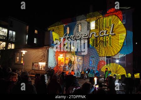 Fassadenprojektion zum Abschied am Kino Arsenal, Tübingen, Baden-Württemberg, Deutschland. Projektion von Leucht-Werk. DAS älteste Programmkino Baden-Württembergs wird Anfang 2024 nach 50 Jahren geschlossen. *** Farewell Facade Projection al cinema Arsenal, Tübingen, Baden Württemberg, Germany proiezione di Leucht Werk il più antico cinema d'attico di Baden Württemberg chiuderà all'inizio del 2024 dopo 50 anni Foto Stock