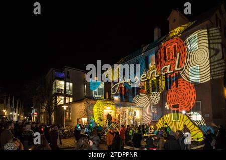 Fassadenprojektion zum Abschied am Kino Arsenal, Tübingen, Baden-Württemberg, Deutschland. Projektion von Leucht-Werk. DAS älteste Programmkino Baden-Württembergs wird Anfang 2024 nach 50 Jahren geschlossen. *** Farewell Facade Projection al cinema Arsenal, Tübingen, Baden Württemberg, Germany proiezione di Leucht Werk il più antico cinema d'attico di Baden Württemberg chiuderà all'inizio del 2024 dopo 50 anni Foto Stock