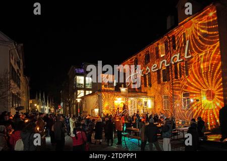 Fassadenprojektion zum Abschied am Kino Arsenal, Tübingen, Baden-Württemberg, Deutschland. Projektion von Leucht-Werk. DAS älteste Programmkino Baden-Württembergs wird Anfang 2024 nach 50 Jahren geschlossen. *** Farewell Facade Projection al cinema Arsenal, Tübingen, Baden Württemberg, Germany proiezione di Leucht Werk il più antico cinema d'attico di Baden Württemberg chiuderà all'inizio del 2024 dopo 50 anni Foto Stock