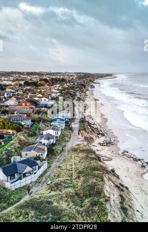 25 novembre 2023. Erosione della spiaggia a Hemsby nel Norfolk con grandi tratti di strada sul Marrams persi a seguito di recenti tempeste e altre proprietà da perdere. Con ogni tempesta e ondata di marea, un'area residenziale più ampia, costituita da mattoni e case di mortai più costose, si avvicina al limite. Non si verificherà più lavoro di difesa marittima che estenderà una roccia già esistente, Hemsby “non qualificandosi” per i finanziamenti pubblici. Foto Stock