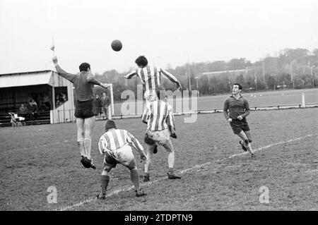 Football match Scots, Whizgle News from the Past, su misura per il futuro. Esplora le narrazioni storiche, l'immagine dell'agenzia olandese olandese con una prospettiva moderna, colmando il divario tra gli eventi di ieri e quelli di domani. Un viaggio senza tempo che delinea le storie che plasmano il nostro futuro Foto Stock