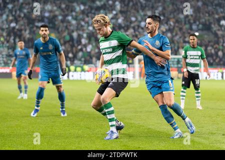 18 dicembre 2023. Lisbona, Portogallo. Il centrocampista danese Morten Hjulmand (42) e il centrocampista canadese di Porto Stephen Eustaquio (6) in azione durante la partita del giorno 14 della Liga Portugal Betclic, Sporting CP vs FC Porto credito: Alexandre de Sousa/Alamy Live Newsz credito: Alexandre de Sousa/Alamy Live News Foto Stock