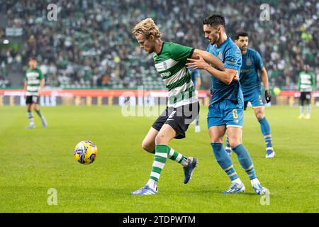 18 dicembre 2023. Lisbona, Portogallo. Il centrocampista danese Morten Hjulmand (42) e il centrocampista canadese di Porto Stephen Eustaquio (6) in azione durante la partita del giorno 14 della Liga Portugal Betclic, Sporting CP vs FC Porto credito: Alexandre de Sousa/Alamy Live Newsz credito: Alexandre de Sousa/Alamy Live News Foto Stock