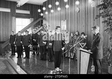 Giuramento in funzionari di polizia, polizia, 25-09-1975, Whizgle News from the Past, su misura per il futuro. Esplora le narrazioni storiche, l'immagine dell'agenzia olandese olandese con una prospettiva moderna, colmando il divario tra gli eventi di ieri e quelli di domani. Un viaggio senza tempo che delinea le storie che plasmano il nostro futuro Foto Stock