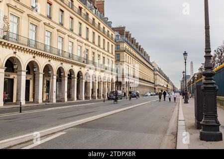 Parigi, Francia, 2023. Vista della perfetta armonia di rue de Rivoli con i suoi portici, negozi famosi, caffetterie eleganti e hotel di lusso Foto Stock