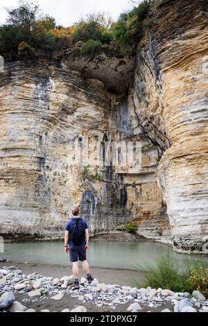 Escursionista che osserva l'Osum Canyon in Albania Foto Stock