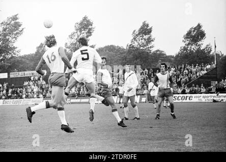 OG-Bloemendaal, Voetbal VV Schoten, Onze Gezellen, Renova, 21-09-1969, Whizgle News dal passato, su misura per il futuro. Esplora le narrazioni storiche, l'immagine dell'agenzia olandese olandese con una prospettiva moderna, colmando il divario tra gli eventi di ieri e quelli di domani. Un viaggio senza tempo che delinea le storie che plasmano il nostro futuro Foto Stock