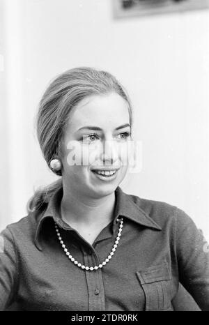 Staff + interni Uddeholm, Uddeholm NV, 18-02-1971, Whizgle News from the Past, su misura per il futuro. Esplora le narrazioni storiche, l'immagine dell'agenzia olandese olandese con una prospettiva moderna, colmando il divario tra gli eventi di ieri e quelli di domani. Un viaggio senza tempo che delinea le storie che plasmano il nostro futuro Foto Stock