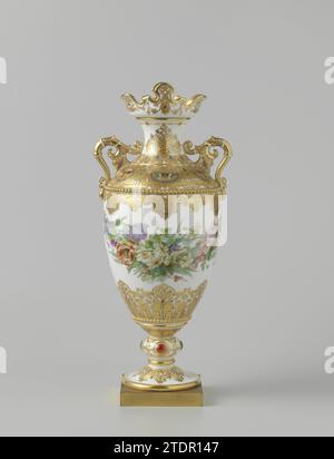 Coppia di vasi (Adelaide Vases), Manufacture de Sèvres, 1848 vaso di porcellana con orecchie alte, piccole, a base quadrata dorata, verniciato in oro e platino con bordi ornamentali rinascimentali con farfalle multicolore e "pietre" tridimensionali, un'ampia zona bianca tra i bordi sui quali fioriere multicolore. Porcellana di Sèvres. oro (metallo). platino (metallo). Vaso dorato in bronzo (metallo) in porcellana con orecchie alte, piccole, con estremità a orecchie, su base quadrata dorata, verniciato in oro e platino con bordi ornamenti rinascimentali con farfalle multicolore e tre Foto Stock