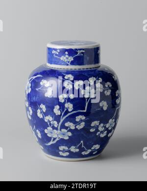 Vaso coperto ovoide con fiori di pesca su "ghiaccio crackled", anonimo, c. 1680 - c. 1720 vaso con coperchio a forma di uovo in porcellana, verniciato in blu. La pentola è ricoperta di fiori di pesca salvati (prunus) su uno sfondo di "GHIACCIO crackled". Il coperchio (AK-RBK-1964-36) è stato successivamente acquisito, separatamente dalla pentola. Blue White. Porcellana cinese. glassa. Pittura al cobalto (minerale) / vetrificazione coperchio a forma di uovo in porcellana, verniciato in blu underlaze. La pentola è ricoperta di fiori di pesca salvati (prunus) su uno sfondo di "GHIACCIO crackled". Il coperchio (AK-RBK-1964-36) è stato successivamente acquisito, separatamente dal po Foto Stock