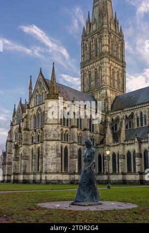 La scultura Walking Madonna di fronte alla Cattedrale di Salisbury a Salisbury, Wiltshire, Inghilterra, Regno Unito Foto Stock