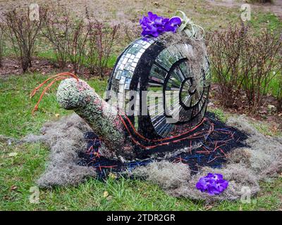 Voronezh, Russia - 10 settembre 2021: La figura di una lumaca fatta di pietre e frammenti di uno specchio Foto Stock