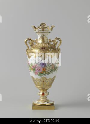 Coppia di vasi (Adelaide Vases), Manufacture de Sèvres, 1848 vaso di porcellana con orecchie alte, piccole, a base quadrata dorata, verniciato in oro e platino con bordi ornamentali rinascimentali con farfalle multicolore e "pietre" tridimensionali, un'ampia zona bianca tra i bordi sui quali fioriere multicolore. Porcellana di Sèvres. oro (metallo). platino (metallo). Vaso dorato in bronzo (metallo) in porcellana con orecchie alte, piccole, con estremità a orecchie, su base quadrata dorata, verniciato in oro e platino con bordi ornamenti rinascimentali con farfalle multicolore e tre Foto Stock