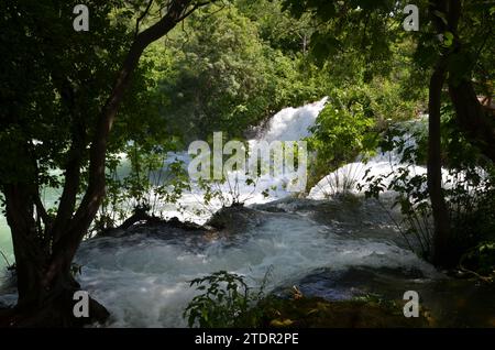 Cascate d'acqua nella natura selvaggia del Parco Nazionale di Krka Foto Stock