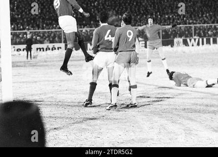 AJAX - Benfica, Football Ajax, 12-02-1969, Whizgle News from the Past, su misura per il futuro. Esplora le narrazioni storiche, l'immagine dell'agenzia olandese olandese con una prospettiva moderna, colmando il divario tra gli eventi di ieri e quelli di domani. Un viaggio senza tempo che delinea le storie che plasmano il nostro futuro Foto Stock