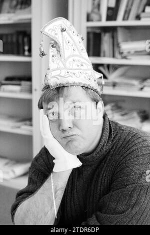 Ritratto di un uomo con cappello da carnevale, 00-02-1995, Whizgle News from the Past, su misura per il futuro. Esplora le narrazioni storiche, l'immagine dell'agenzia olandese olandese con una prospettiva moderna, colmando il divario tra gli eventi di ieri e quelli di domani. Un viaggio senza tempo che delinea le storie che plasmano il nostro futuro Foto Stock