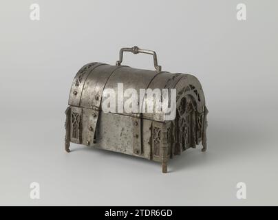 Gioielleria in ferro, c. 1400 - c. 1500 un portagioie in ferro su quattro gambe con manico, coperchio ad arco e serratura nascosta, e decorazioni decorate, tra cui un'immagine di vescovo. Ferro (metallo) una valigia in ferro su quattro gambe con manico, coperchio ad arco e serratura nascosta e decorazioni decorate, tra cui un'immagine di un vescovo. ferro (metallo) Foto Stock