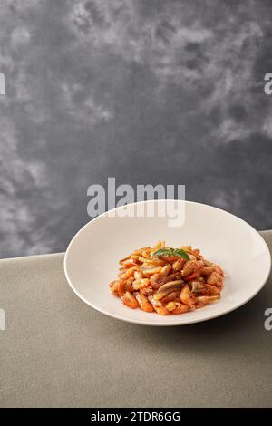 Mescolare i gamberi di fiume fritti con anguilla, al forno con salsa di soia Foto Stock