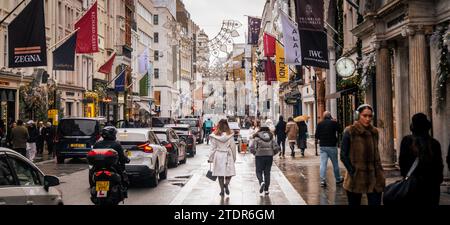 LONDRA - 14 DICEMBRE 2023: Vivace scena di Bond Street. Area di fascia alta dei rivenditori di marchi di lusso. Foto Stock