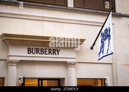 LONDRA - 14 DICEMBRE 2023: Negozio Burberry in Bond Street, marchio di moda britannico di lusso Foto Stock