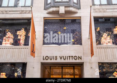 LONDRA - 14 DICEMBRE 2023: Negozio di moda Louis Vuitton a Bond Street, Mayfair Foto Stock