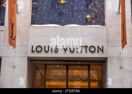 LONDRA - 14 DICEMBRE 2023: Negozio di moda Louis Vuitton a Bond Street, Mayfair Foto Stock