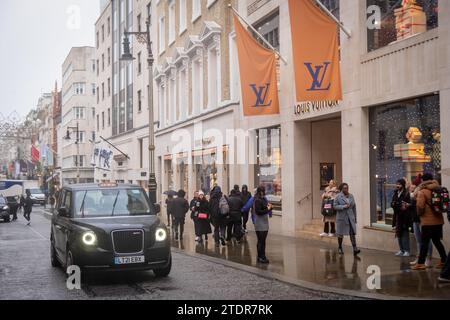 LONDRA - 14 DICEMBRE 2023: Negozio di moda Louis Vuitton a Bond Street, Mayfair Foto Stock