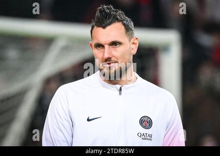 Alexandre LETELLIER del PSG durante la partita di calcio del campionato francese di Ligue 1 tra Losc Lille e Paris Saint-Germain il 17 dicembre 2023 allo stadio Pierre Mauroy di Villeneuve-d'Ascq vicino Lille, in Francia Foto Stock