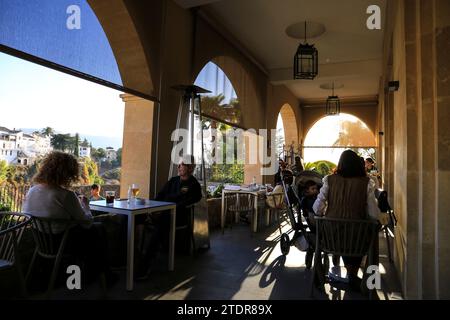 Ronda, Malaga, Spagna - 21 ottobre 2023: Turisti che si godono la vista della città di Ronda in un ristorante Foto Stock