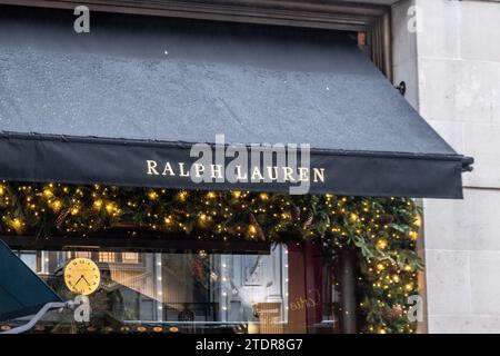 LONDRA - 14 DICEMBRE 2023: Il negozio Ralph Lauren di Bond Street, un esclusivo marchio di moda americano Foto Stock