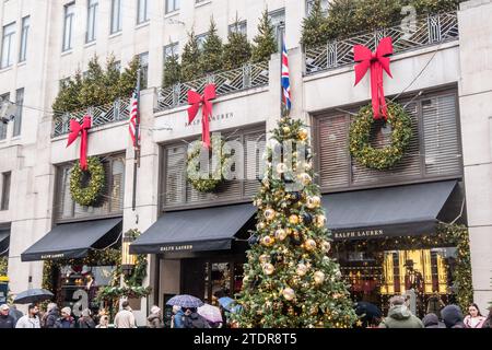 LONDRA - 14 DICEMBRE 2023: Il negozio Ralph Lauren di Bond Street, un esclusivo marchio di moda americano Foto Stock